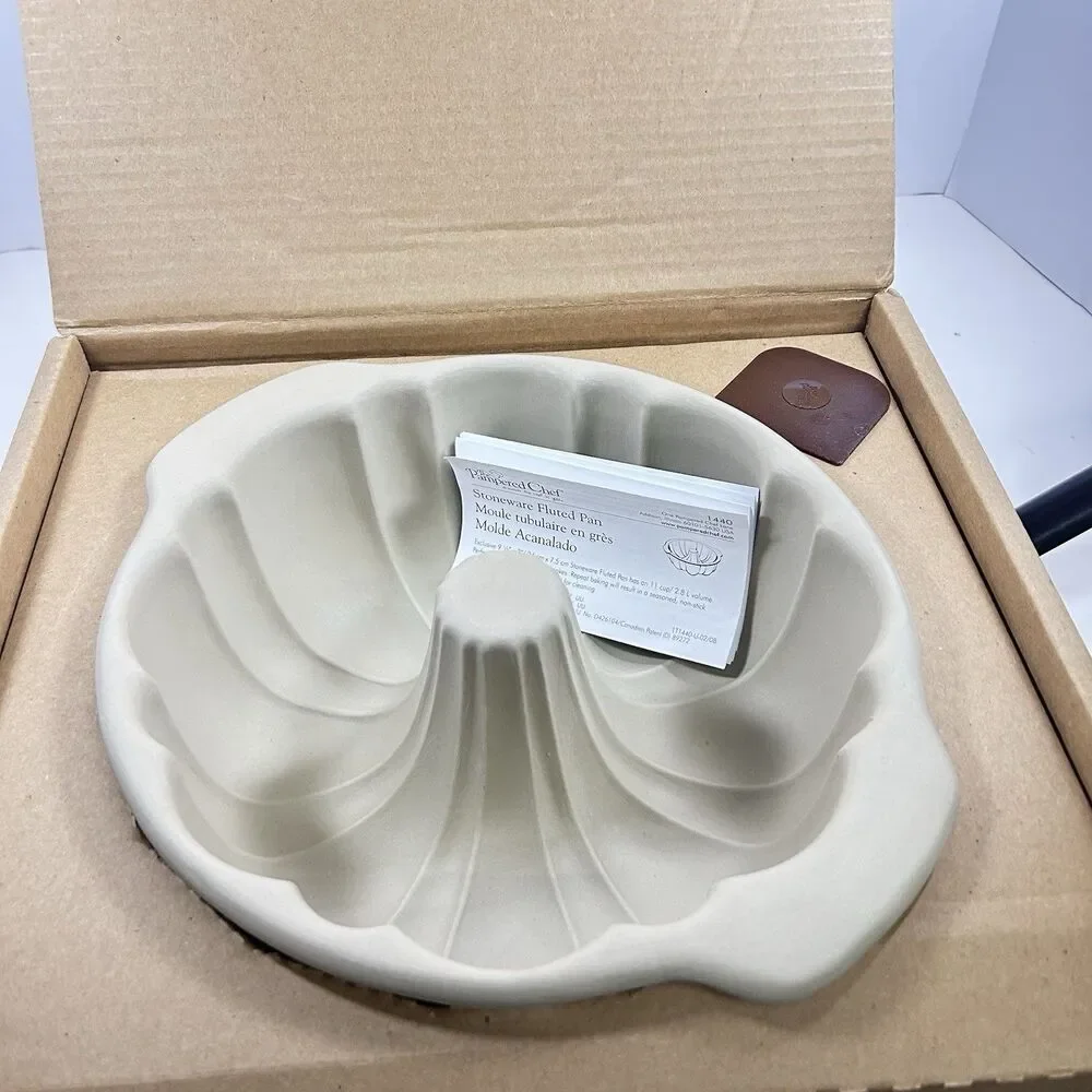 New Pampered Chef Stoneware Fluted Pan 1440 Bundt Cake Baker Box Scraper